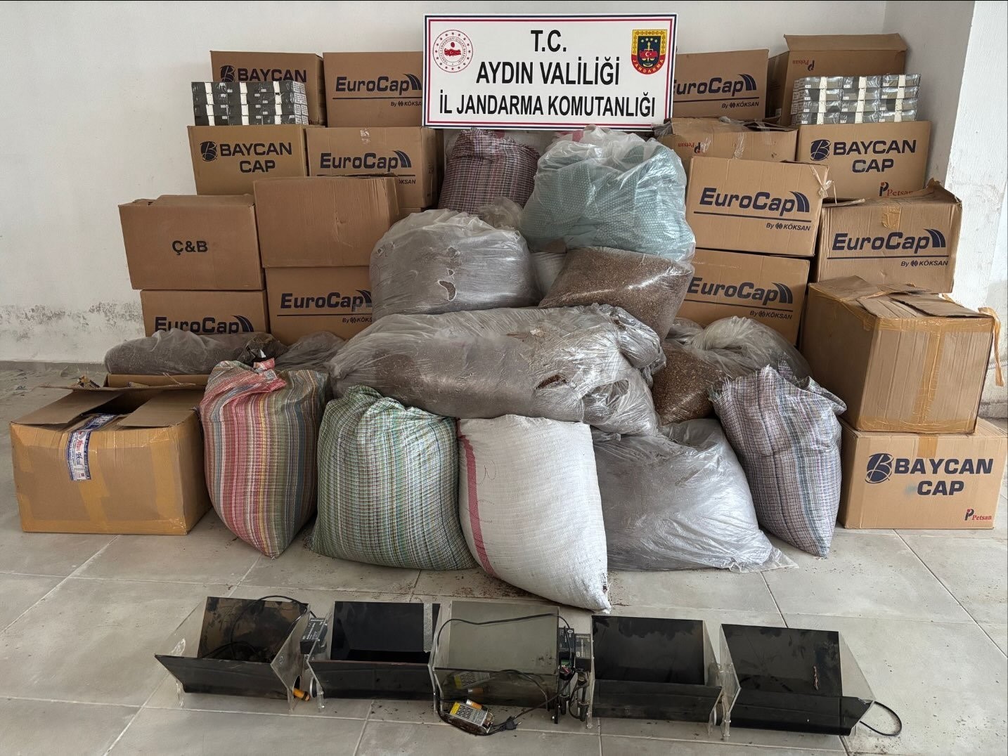 Kuşadası’nda kaçak sigara operasyonu: 3 ton tütün ele geçirildi