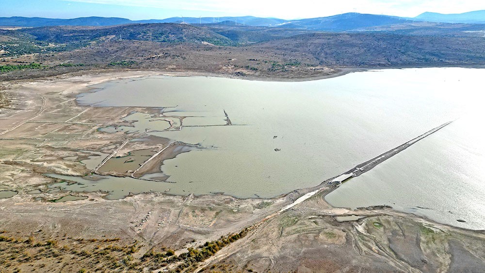 Barajda su seviyesi y&uuml;zde 13&rsquo;e d&uuml;şt&uuml;: &Ccedil;eşme Belediyesi&rsquo;nden sert tedbirler
