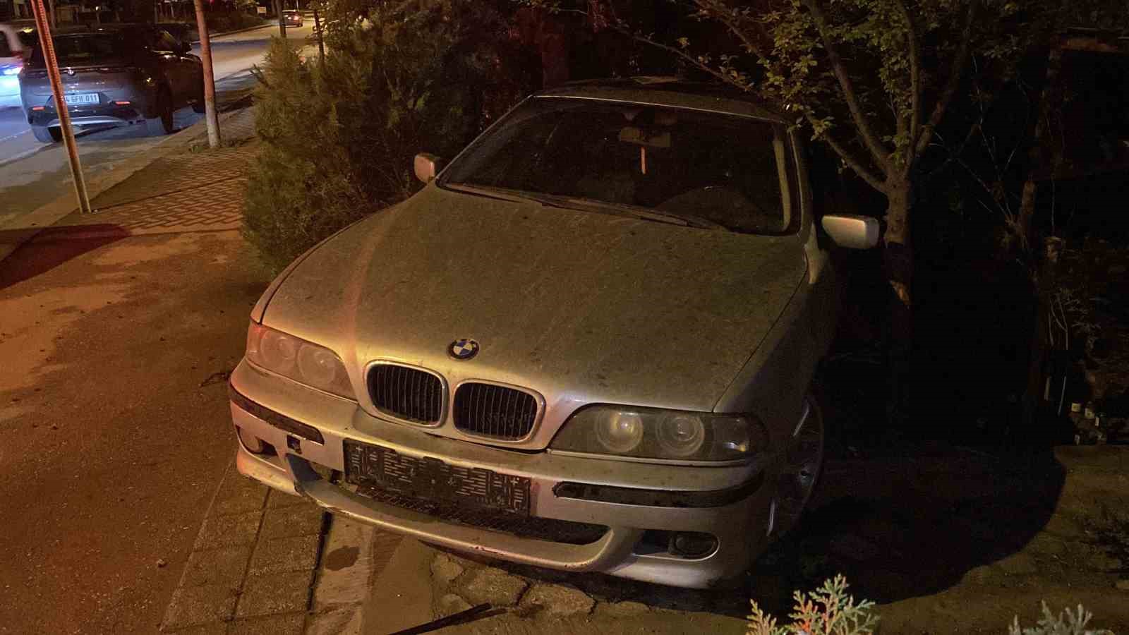 Islak zeminde kayan otomobil m&uuml;stakil evin bah&ccedil;esine daldı
