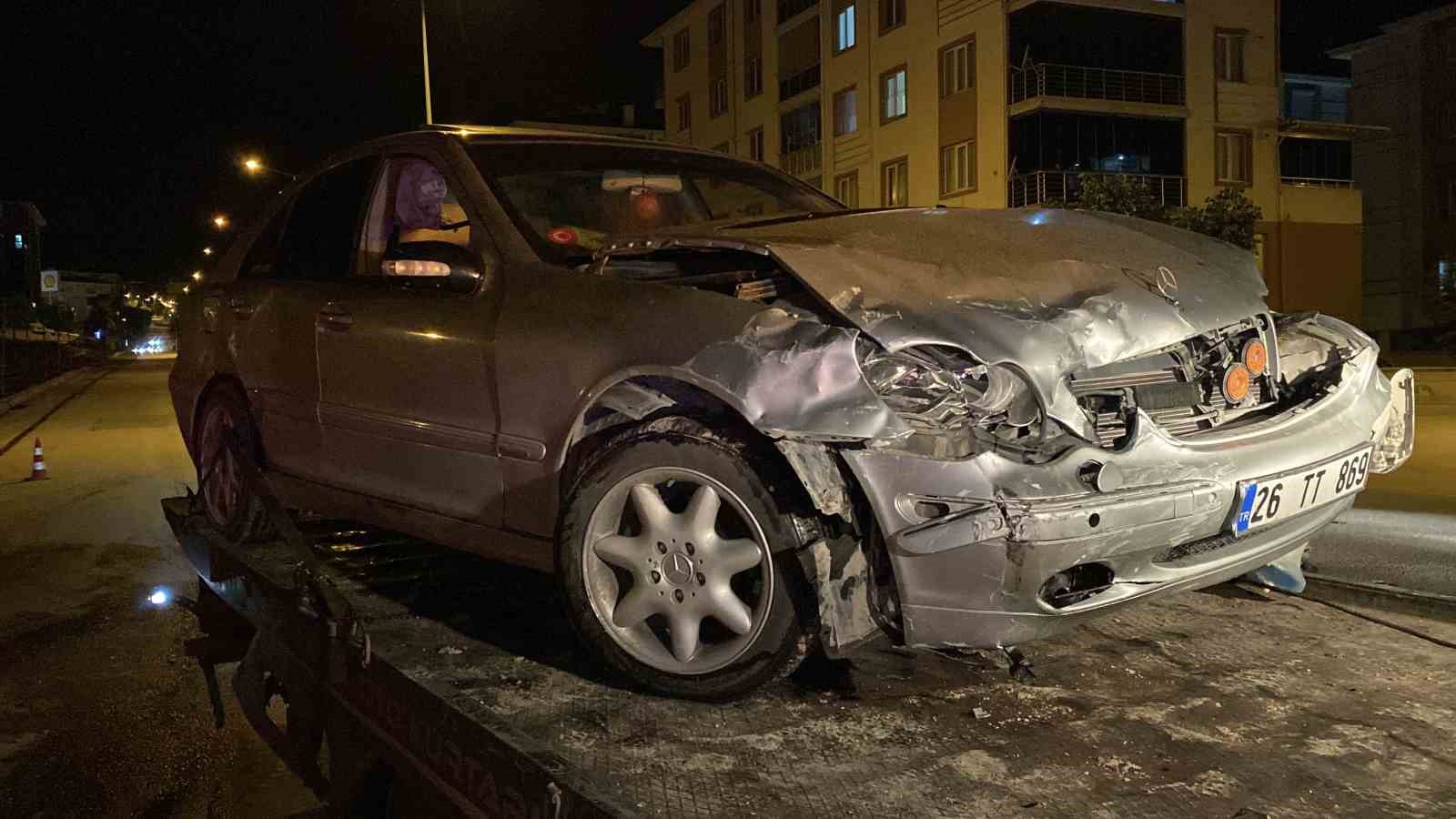 Ara sokaktan çıkan araç seyir halindeki otomobille çarpıştı: 4 yaralı