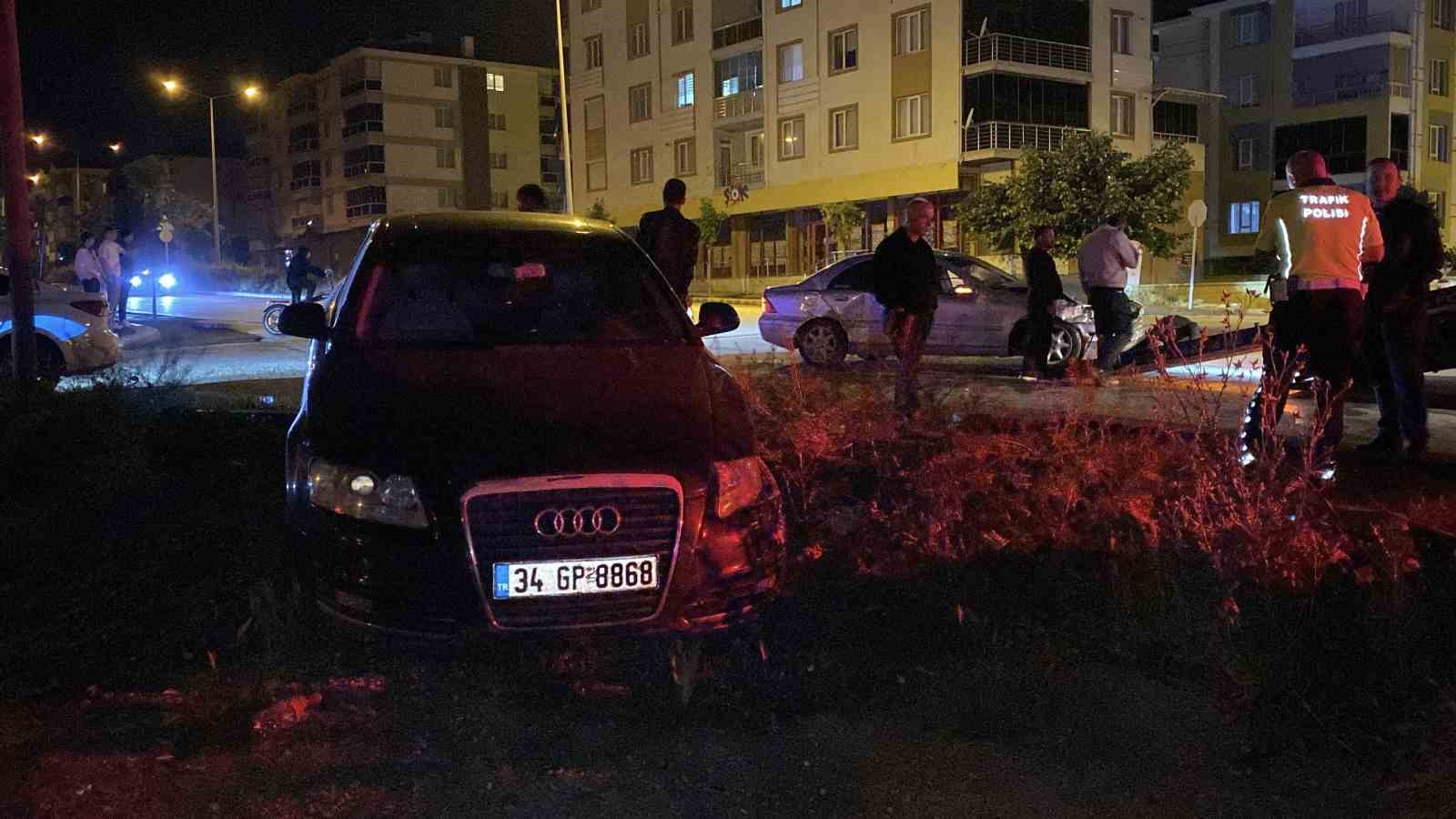 Ara sokaktan &ccedil;ıkan ara&ccedil; seyir halindeki otomobille &ccedil;arpıştı: 4 yaralı
