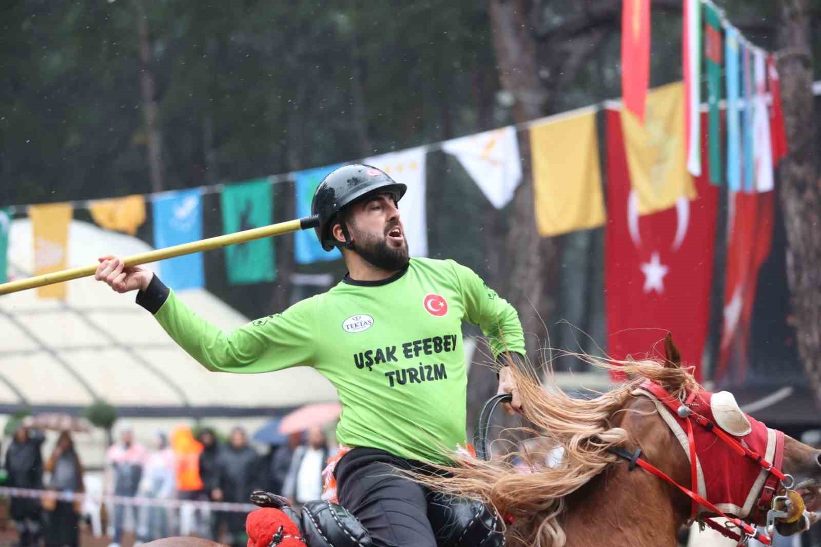 4. Uluslararası Antalya Y&ouml;r&uuml;k T&uuml;rkmen Festivali&rsquo;nde Funda Arar coşkusu
