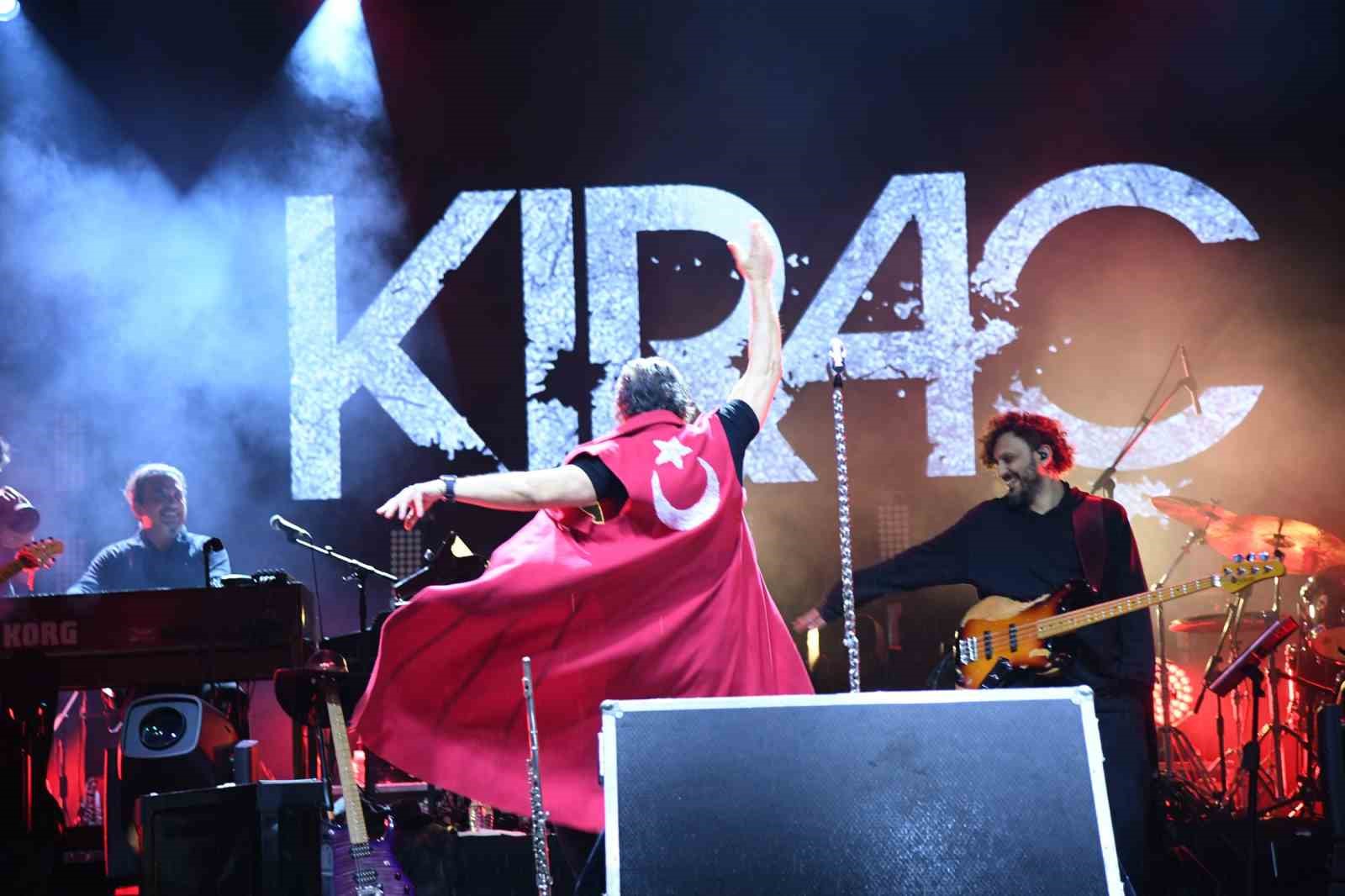 G&uuml;l festivalinde sağanak altında Kıra&ccedil; r&uuml;zg&acirc;rı
