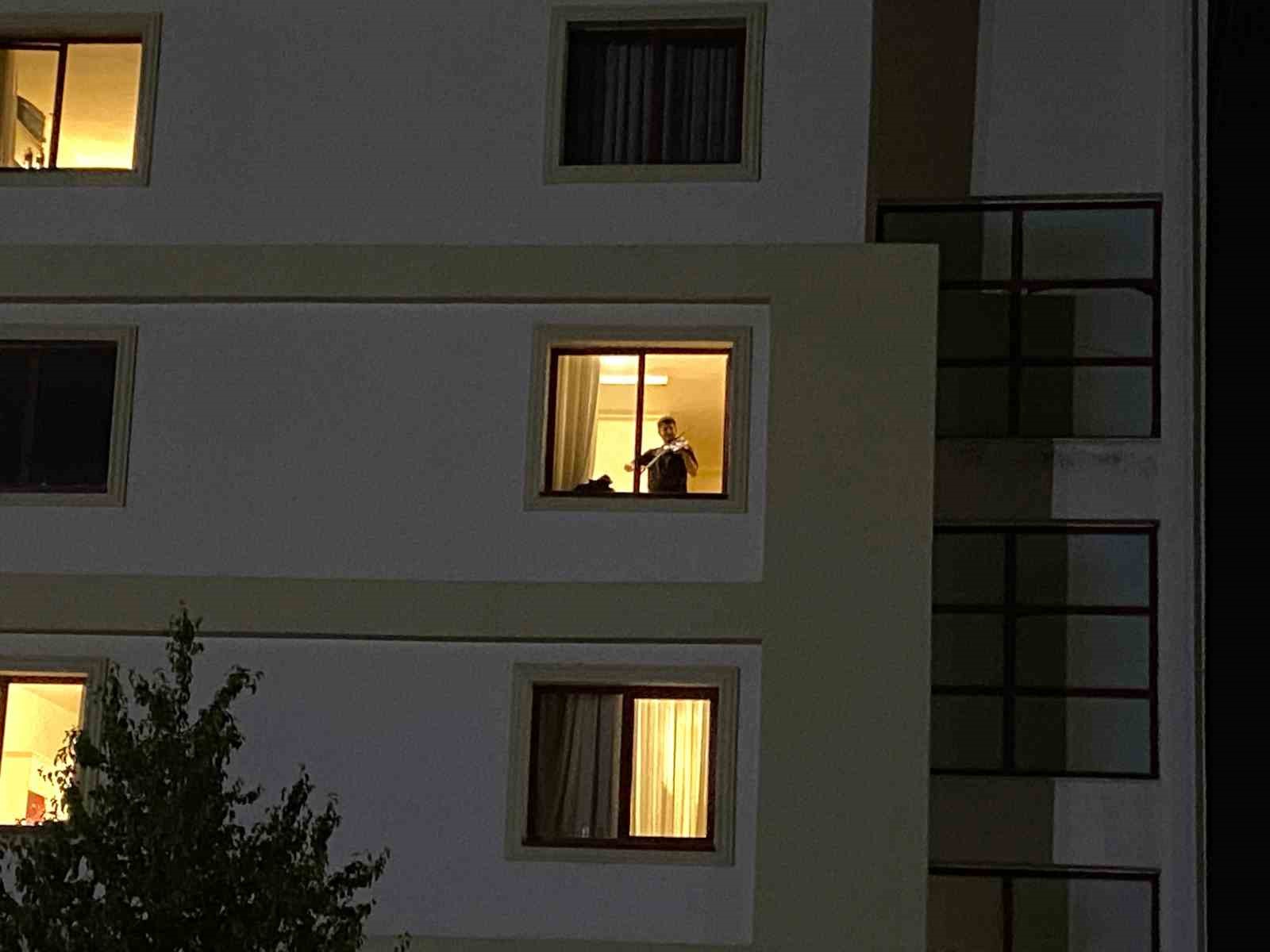 Öğrenci yurdunun penceresinden keman sesi yükseldi, yoldan geçenler ilgiyle dinledi