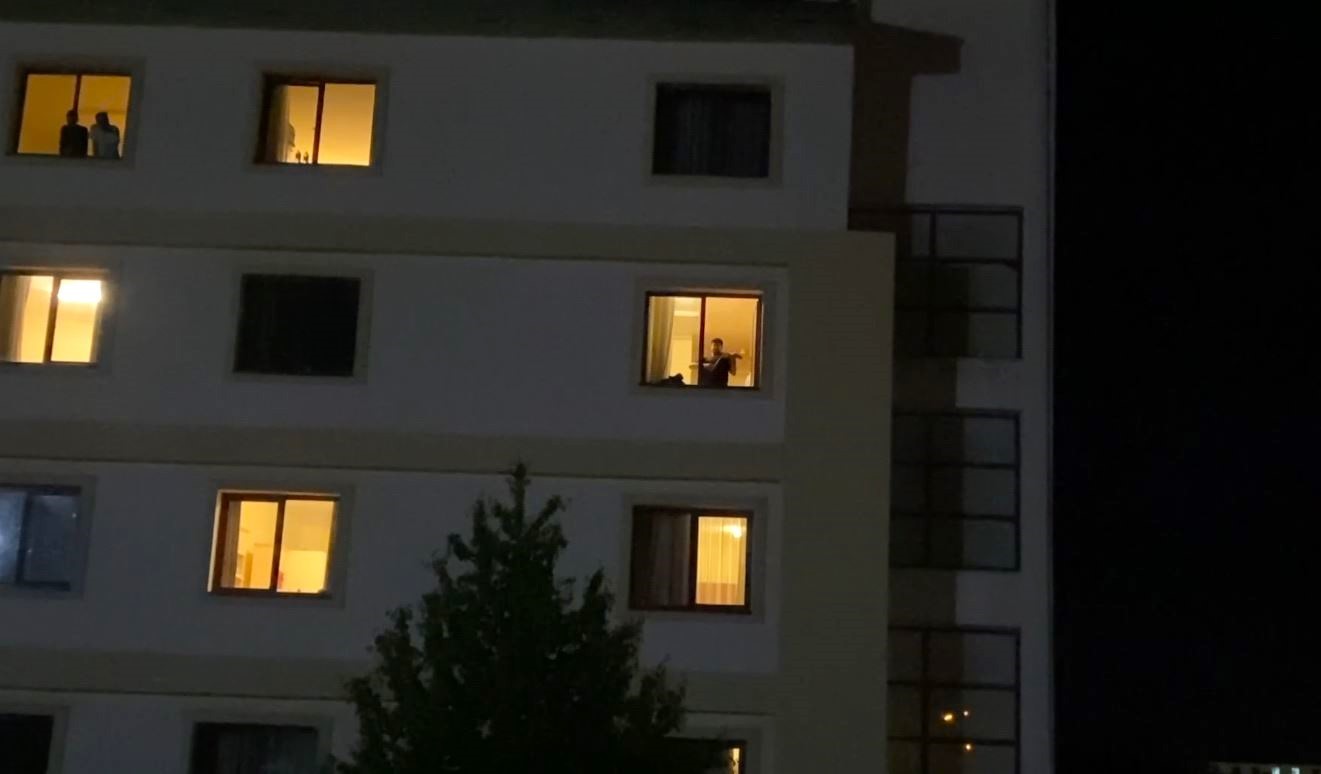 &Ouml;ğrenci yurdunun penceresinden keman sesi y&uuml;kseldi, yoldan ge&ccedil;enler ilgiyle dinledi
