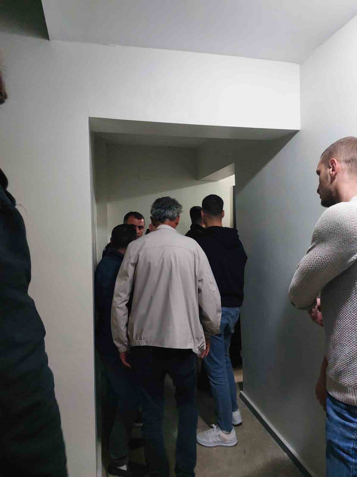 2 &ccedil;ocuk babası, evinde &ouml;l&uuml; bulundu
