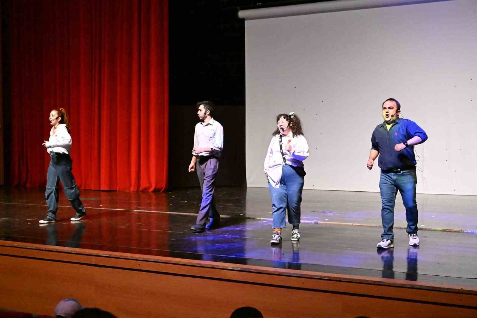 Odunpazarı Belediyesi Tiyatrosu, Kırşehir&rsquo;de minik kalplere dokundu
