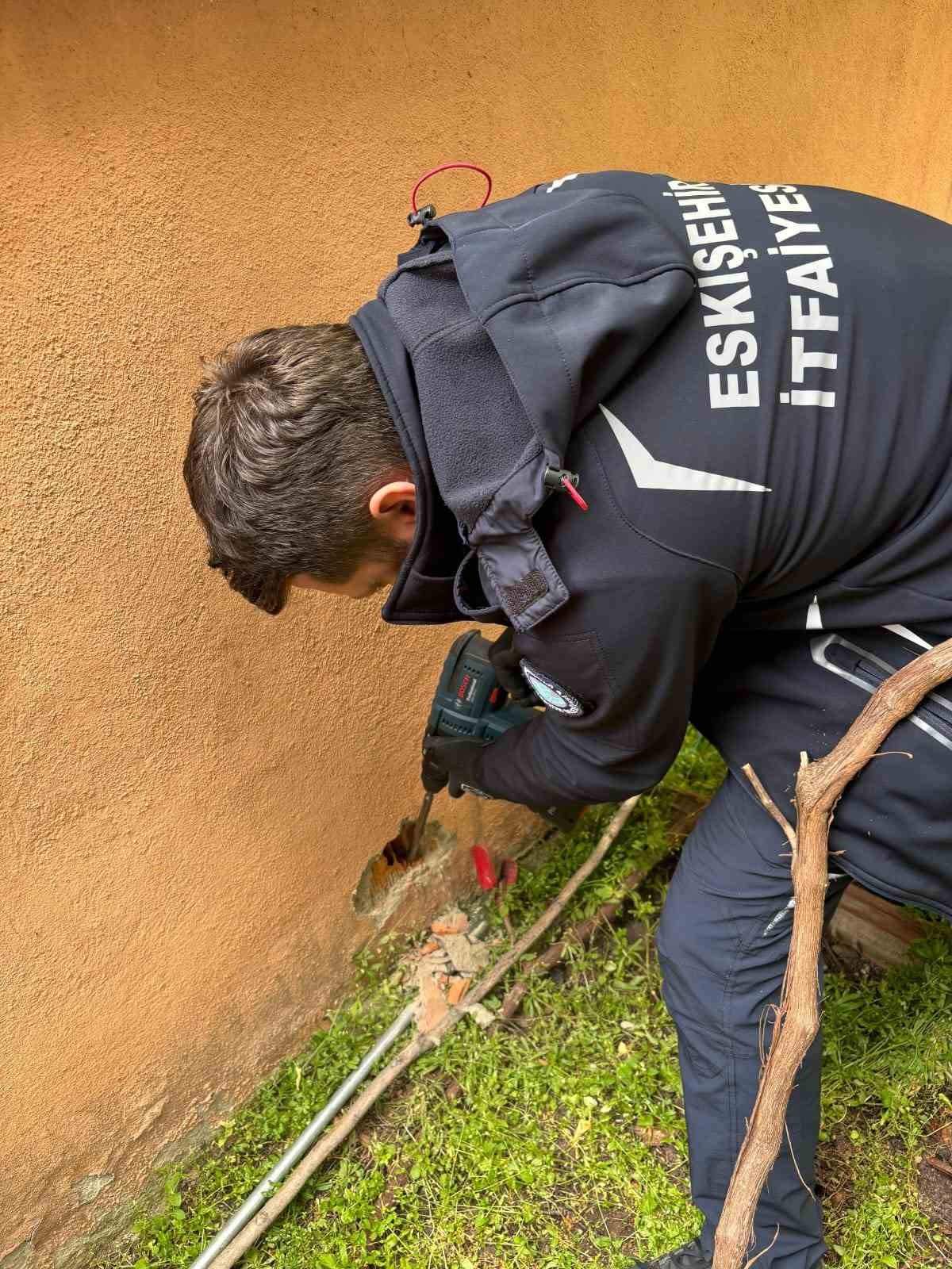 Duvarın i&ccedil;inde mahur kalan kedi itfaiye ekipleri tarafından kurtarıldı
