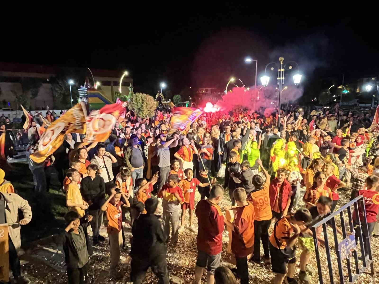 Galatasaray&rsquo;ın şampiyonluğu Hayrabolu&rsquo;da coşkuyla kutlandı
