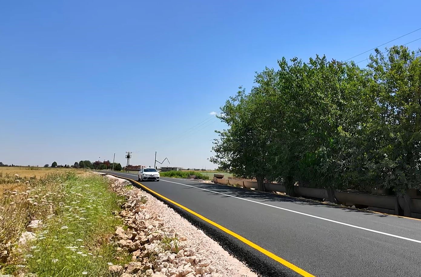 Tarihi il&ccedil;edeki yol ilk defa sıcak asfaltla buluştu
