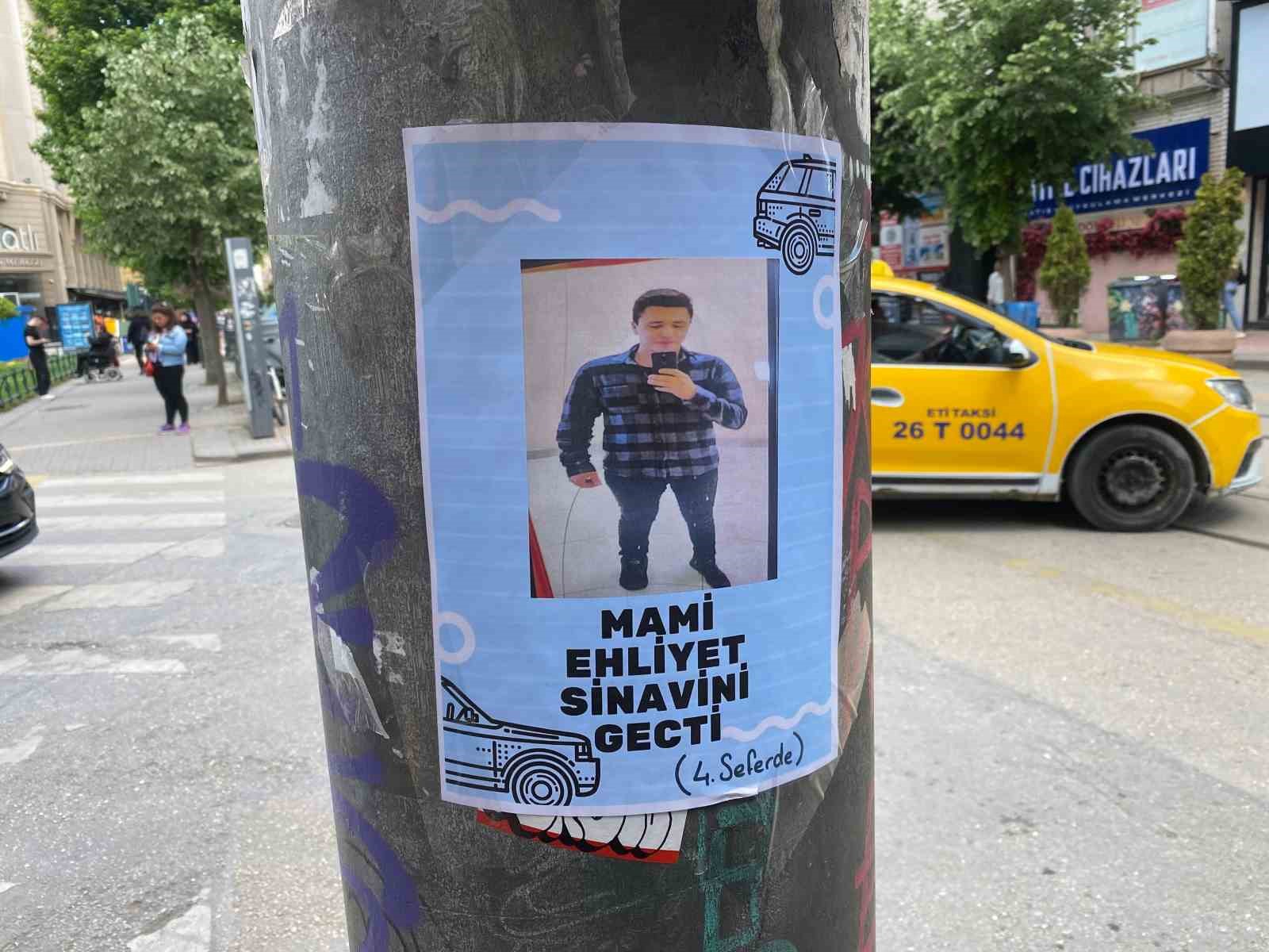 Elektrik direklerine asılan "Ehliyet sınavını geçti" broşürü ilgi çekti