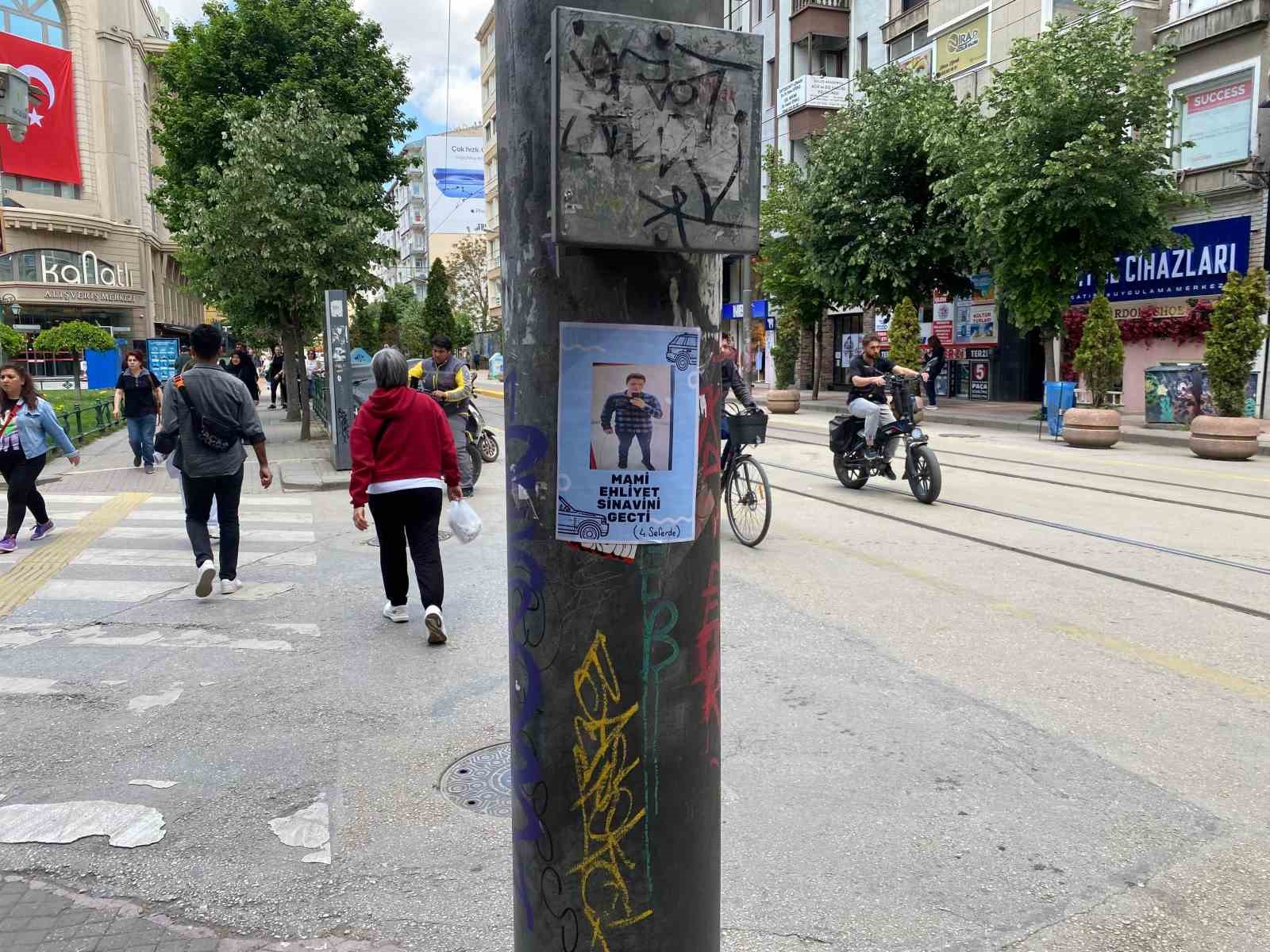 Elektrik direklerine asılan "Ehliyet sınavını ge&ccedil;ti" broş&uuml;r&uuml; ilgi &ccedil;ekti
