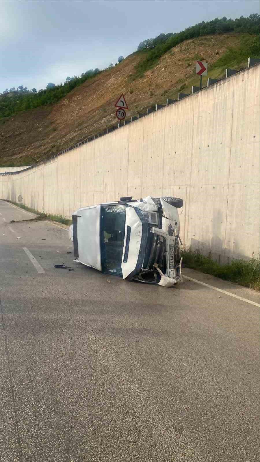 Minibüsün devrilmesi sorucu 10 kişi yaralandı