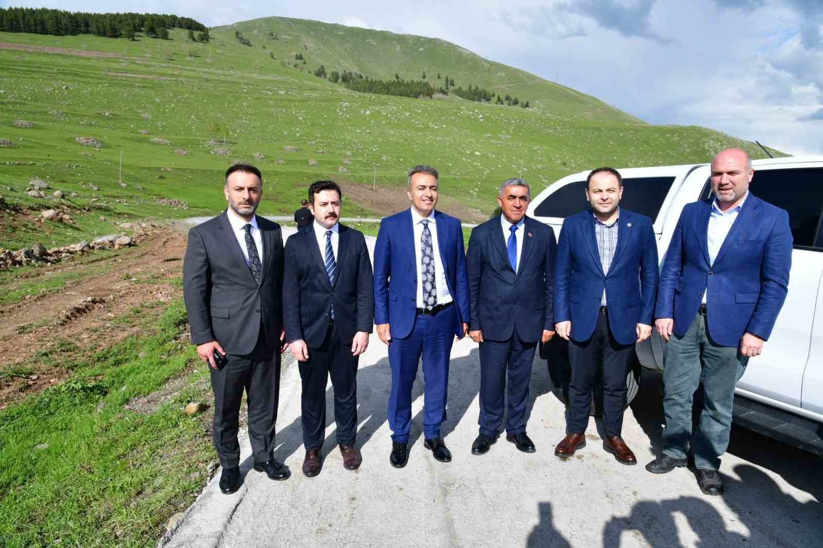 Ardahan&rsquo;da k&ouml;y yolları asfalt yerine beton kullanılarak yenileniyor
