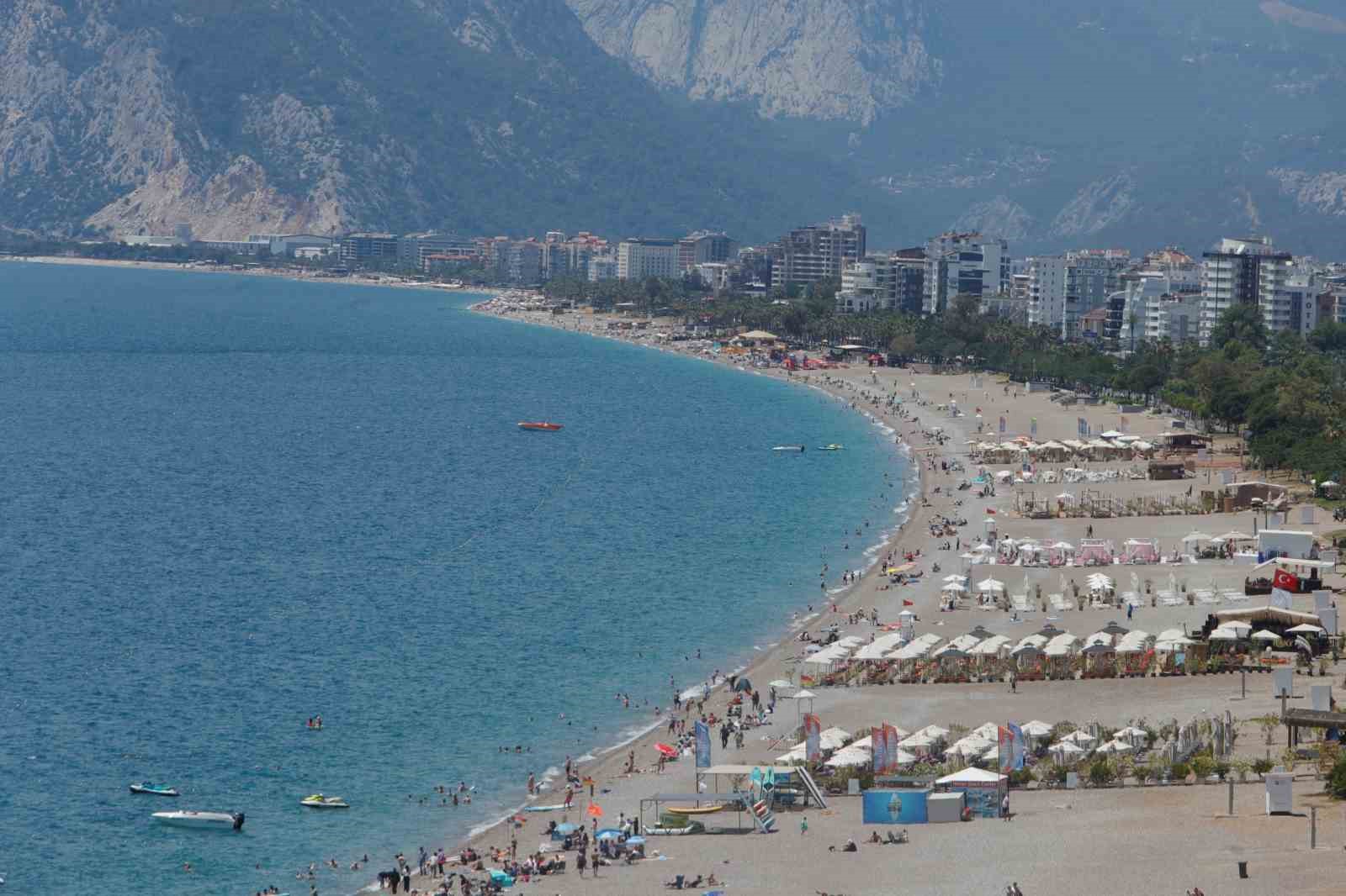 Güneşi gören Antalyalılar Konyaaltı Sahili’ni doldurdu