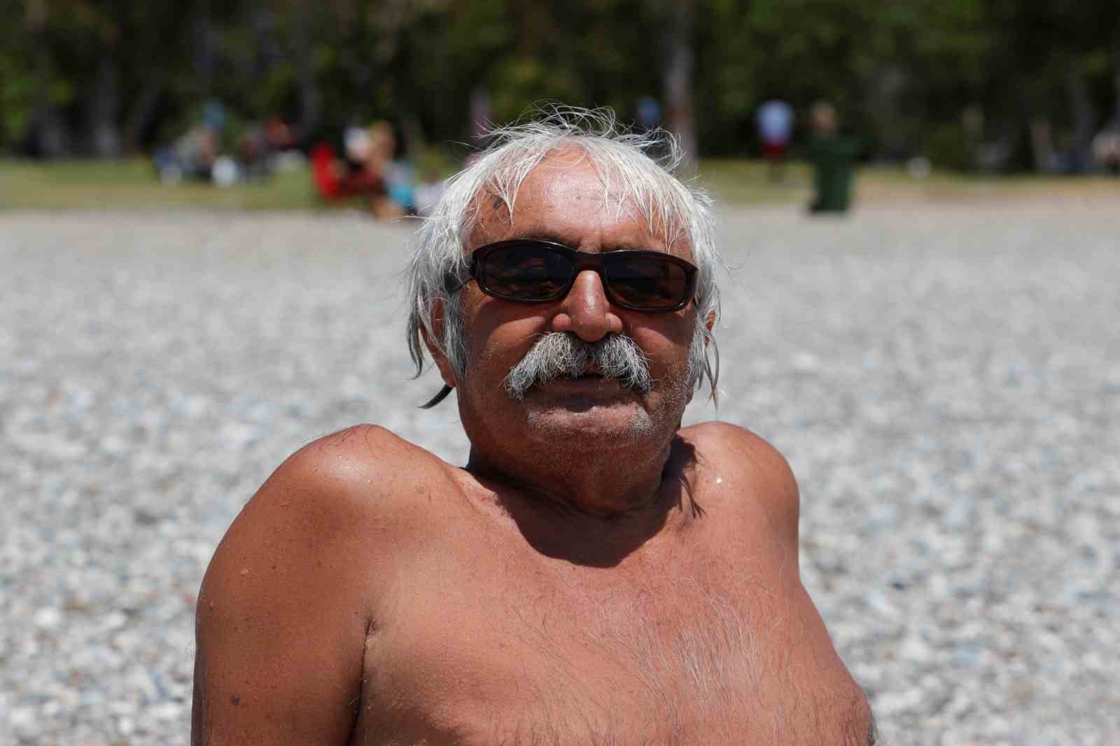 G&uuml;neşi g&ouml;ren Antalyalılar Konyaaltı Sahili&rsquo;ni doldurdu
