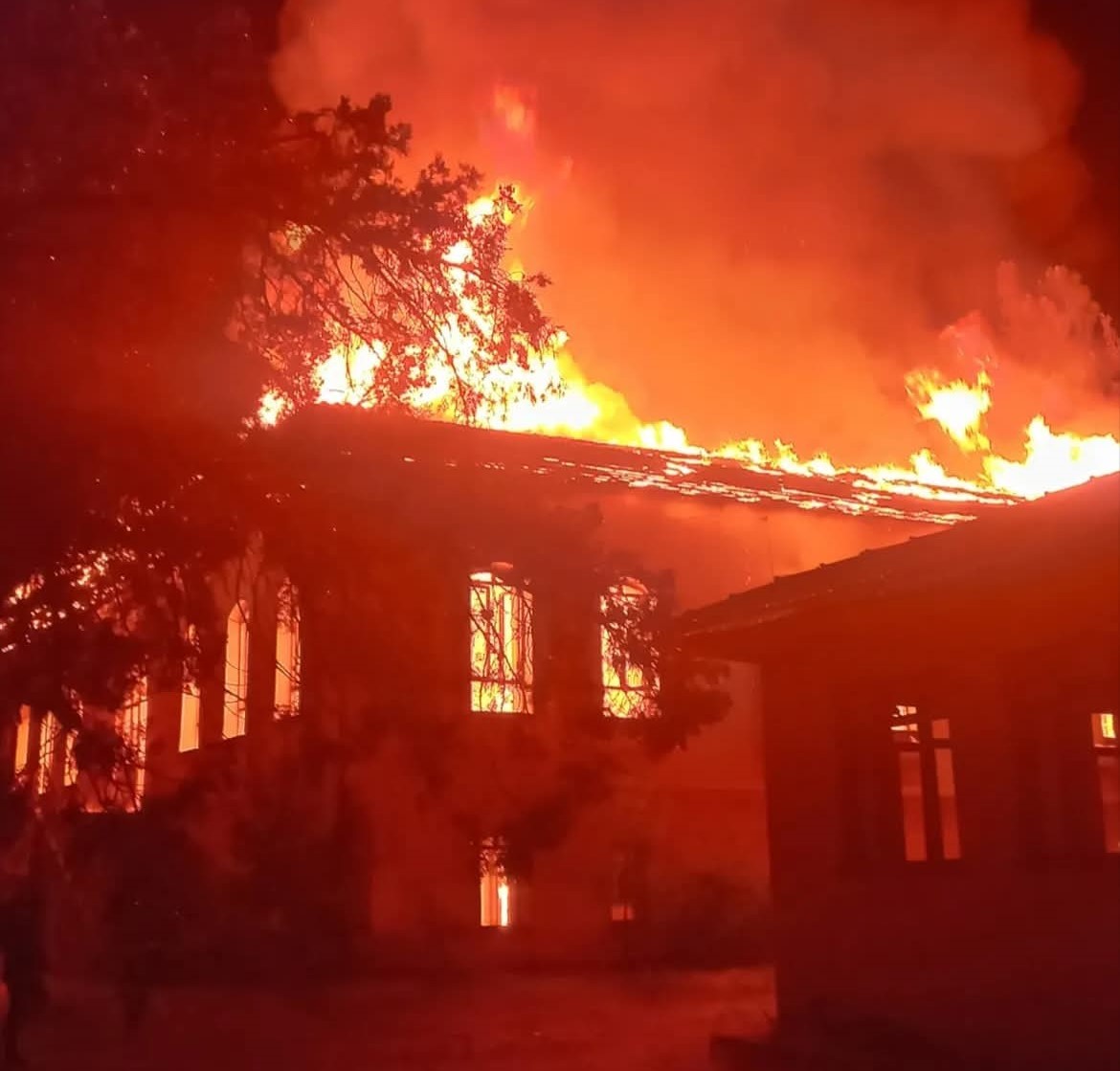 Denizli’de Cumhuriyet’in ilk yıllarından kalma ilkokul kül oldu