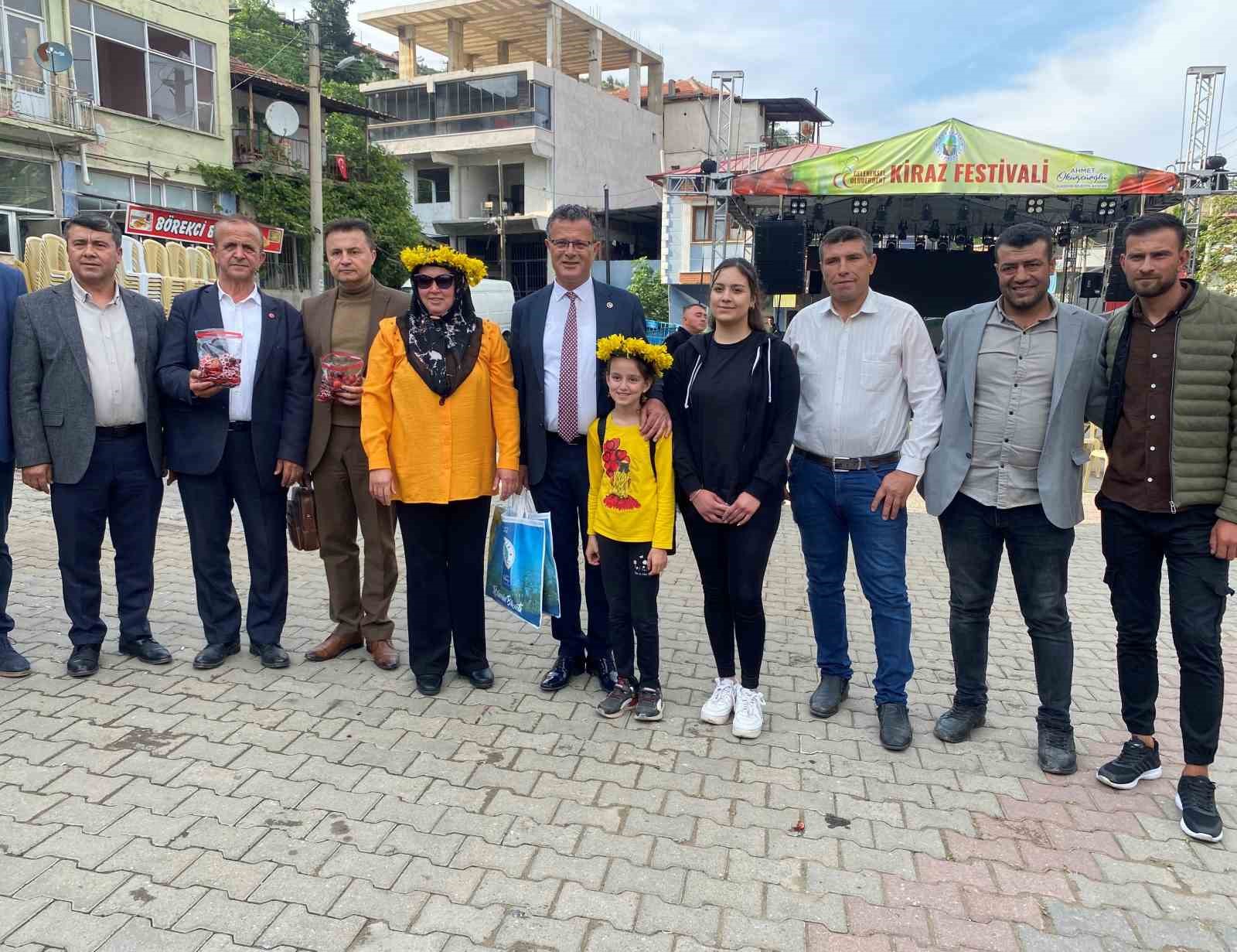 10 dakikada 2 bu&ccedil;uk kilo kiraz yedi, altını kazandı
