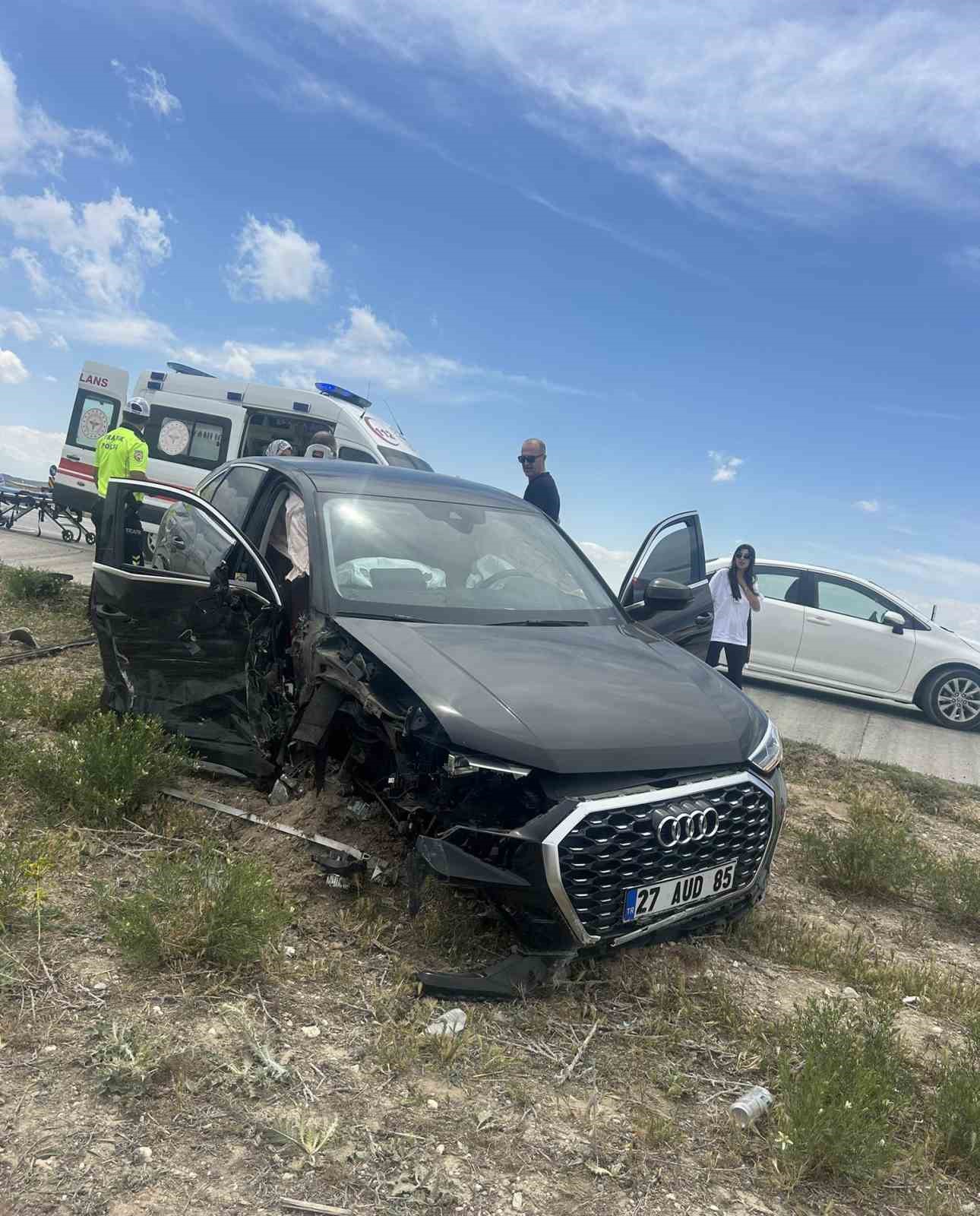 Konya’da otomobil kamyona çarptı: 2 yaralı