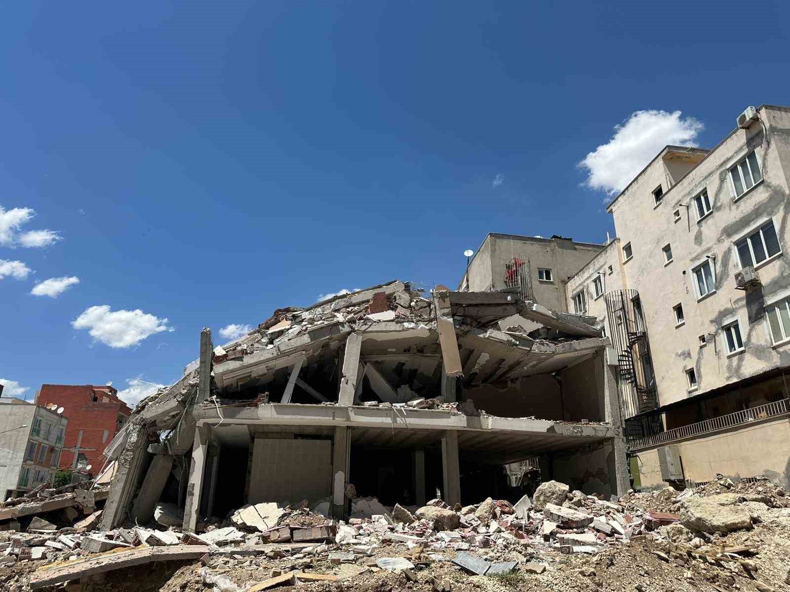 Yıkım çalışması yarım bırakılan bina tehlike saçıyor