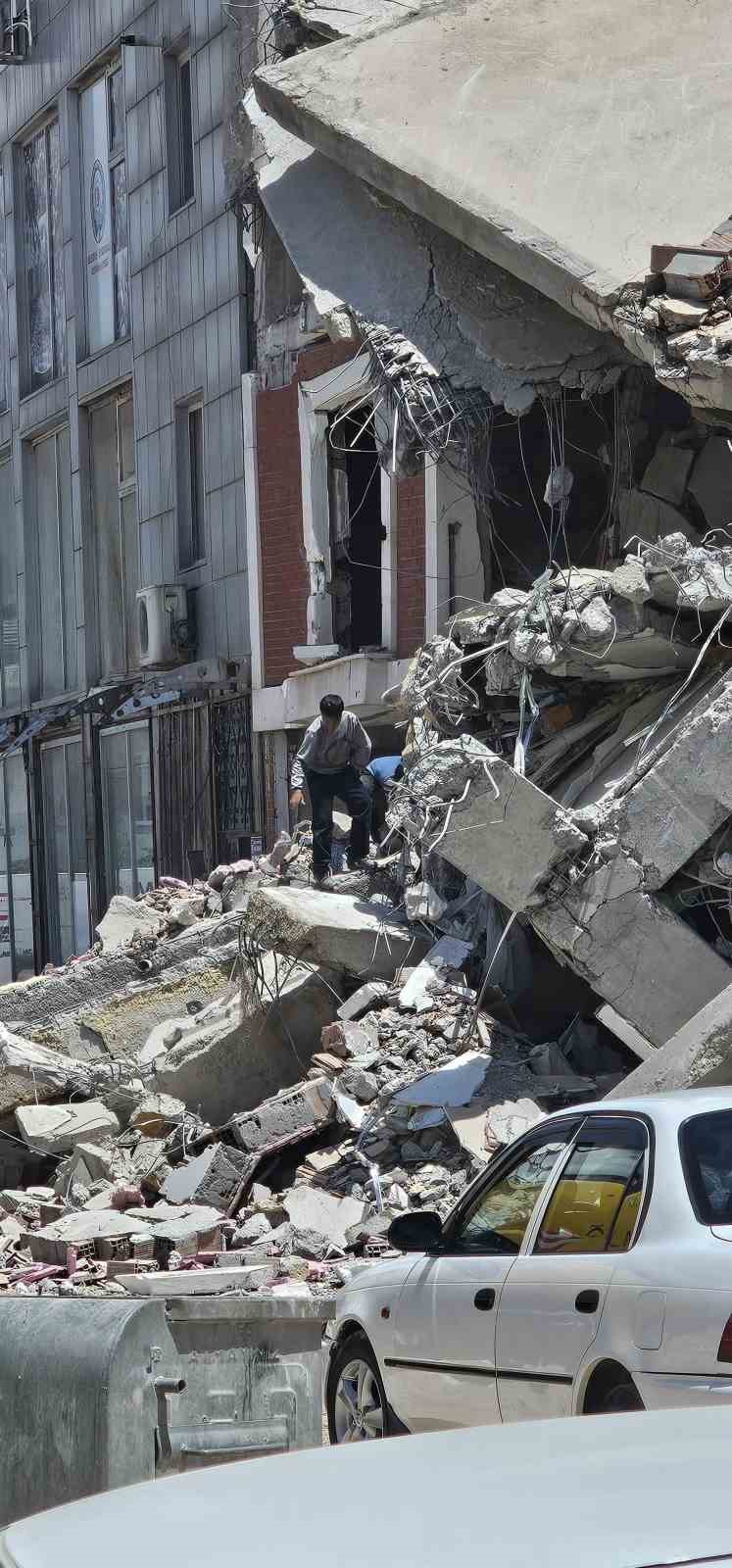 Yıkım &ccedil;alışması yarım bırakılan bina tehlike sa&ccedil;ıyor
