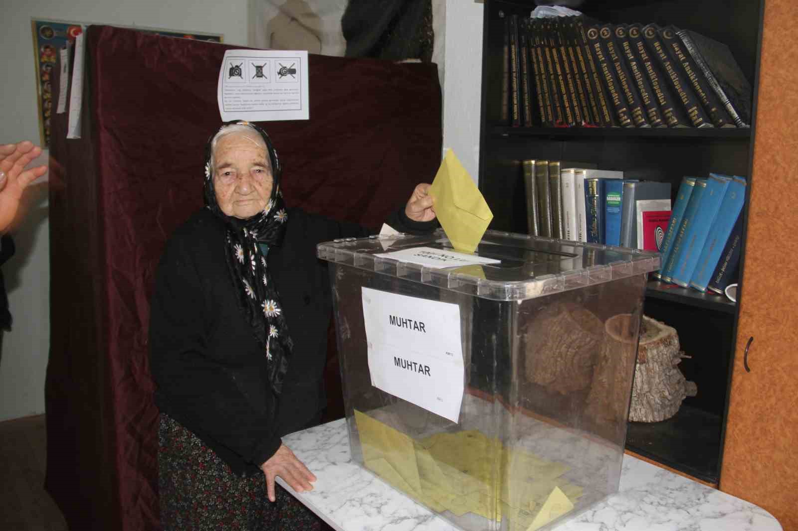 Konya’da mahalle sakinleri muhtarlarını seçmek için sandık başına gitti