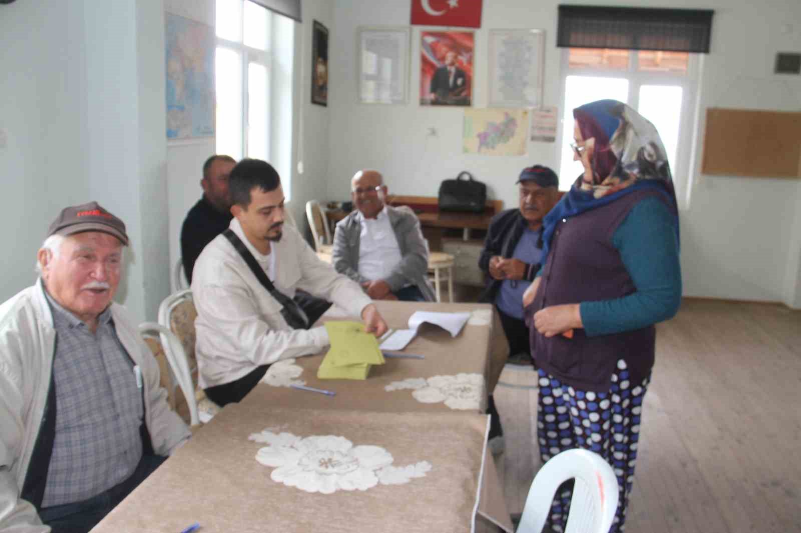 Konya&rsquo;da mahalle sakinleri muhtarlarını se&ccedil;mek i&ccedil;in sandık başına gitti
