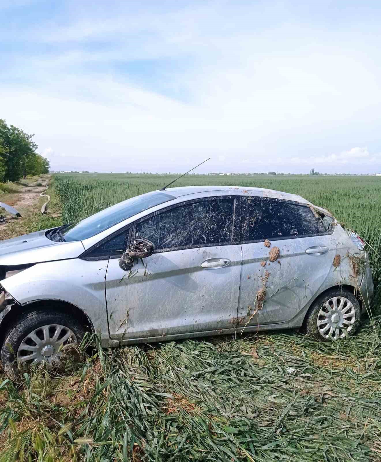 Karaman&rsquo;da otomobil tarlaya devrildi: 1 yaralı
