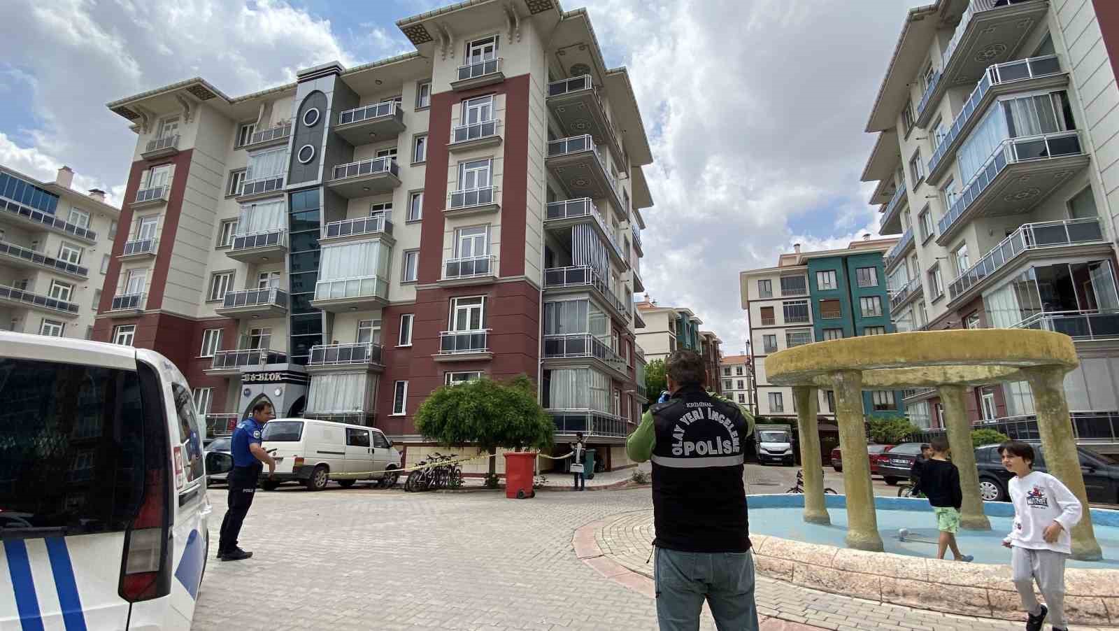 Konya’da 2 yaşındaki çocuğun düşme anı kamerada