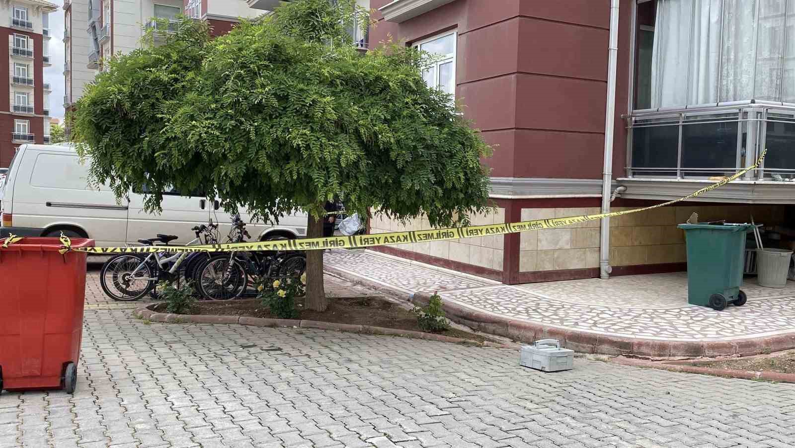 Konya&rsquo;da 2 yaşındaki &ccedil;ocuğun d&uuml;şme anı kamerada
