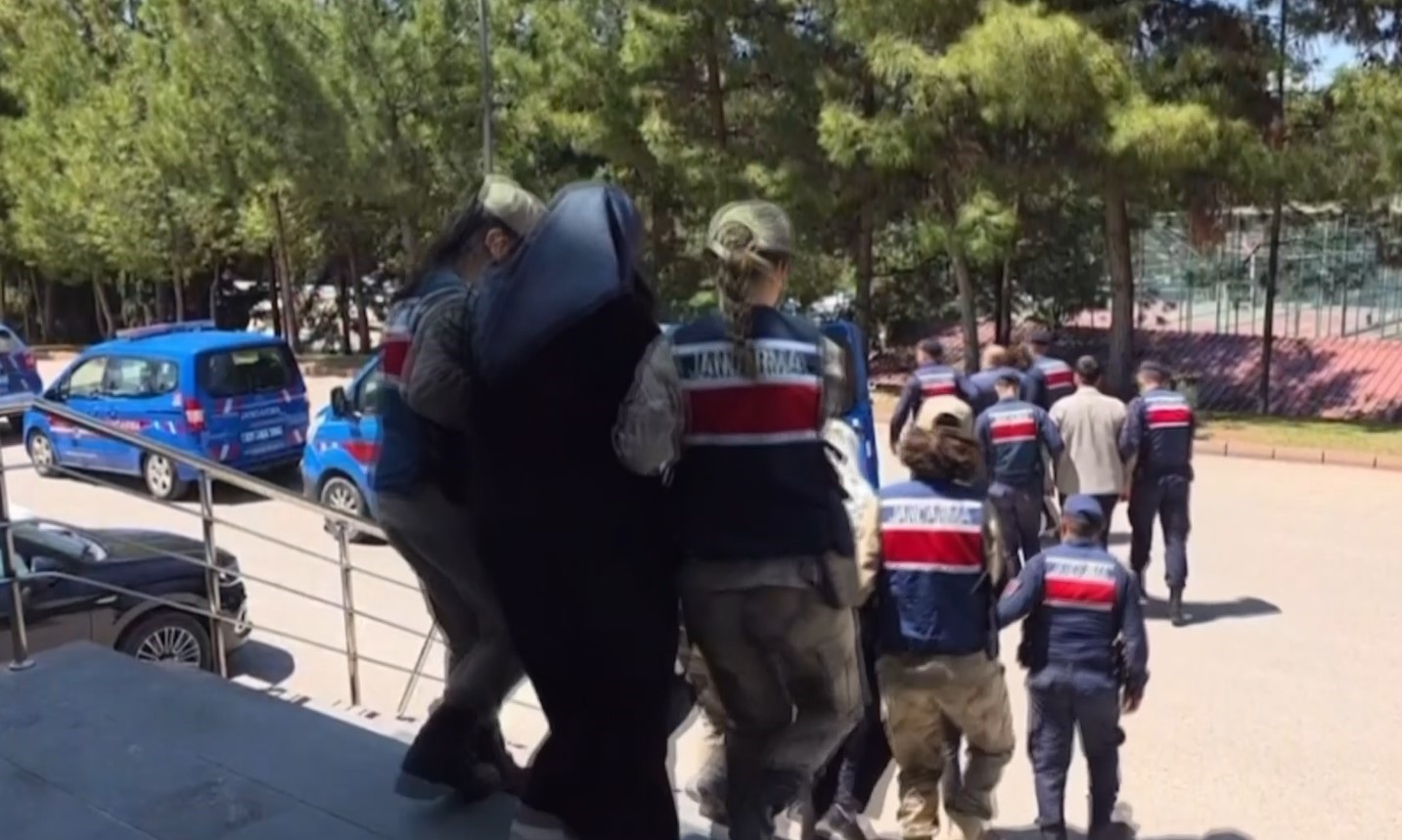 Gaziantep’te sahte-çek senet-nitelikli dolandırıcılık çetesine şafak operasyonu: 5 gözaltı