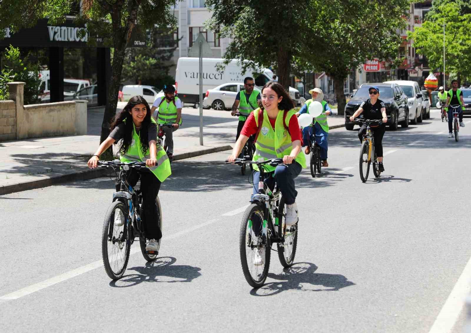 Bisikletliler, farkındalık i&ccedil;in pedal &ccedil;evirdi
