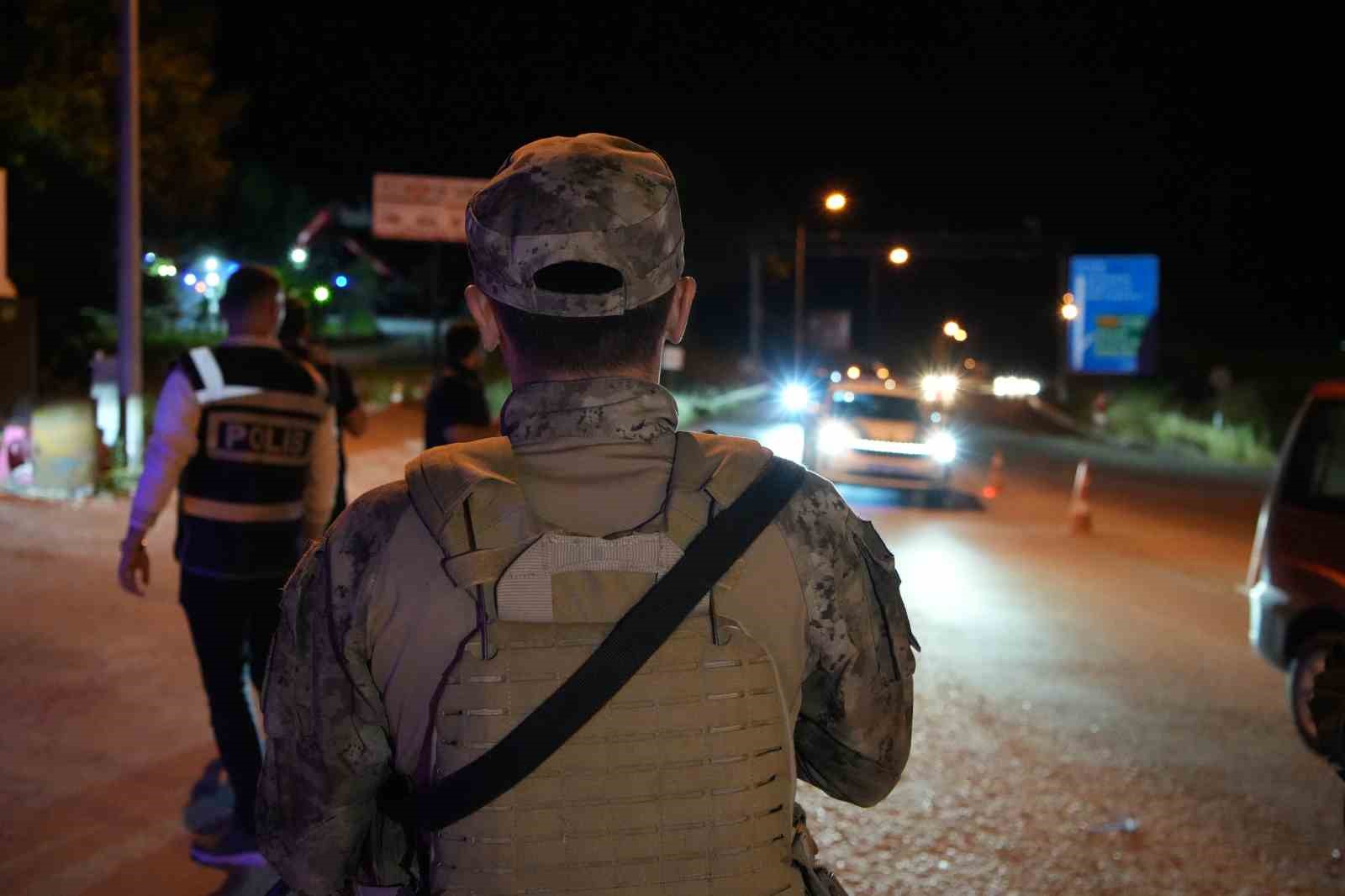 "Ben ka&ccedil;madım neden ka&ccedil;ayım, şof&ouml;r ka&ccedil;tı" dedi savunması yetmedi: Alkoll&uuml; s&uuml;r&uuml;c&uuml;n&uuml;n ka&ccedil;ışı Edirne&rsquo;de nefes kesti
