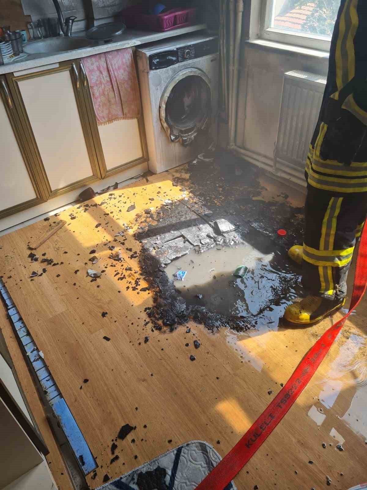 Mutfakta çıkan yangın evi küle çeviriyordu