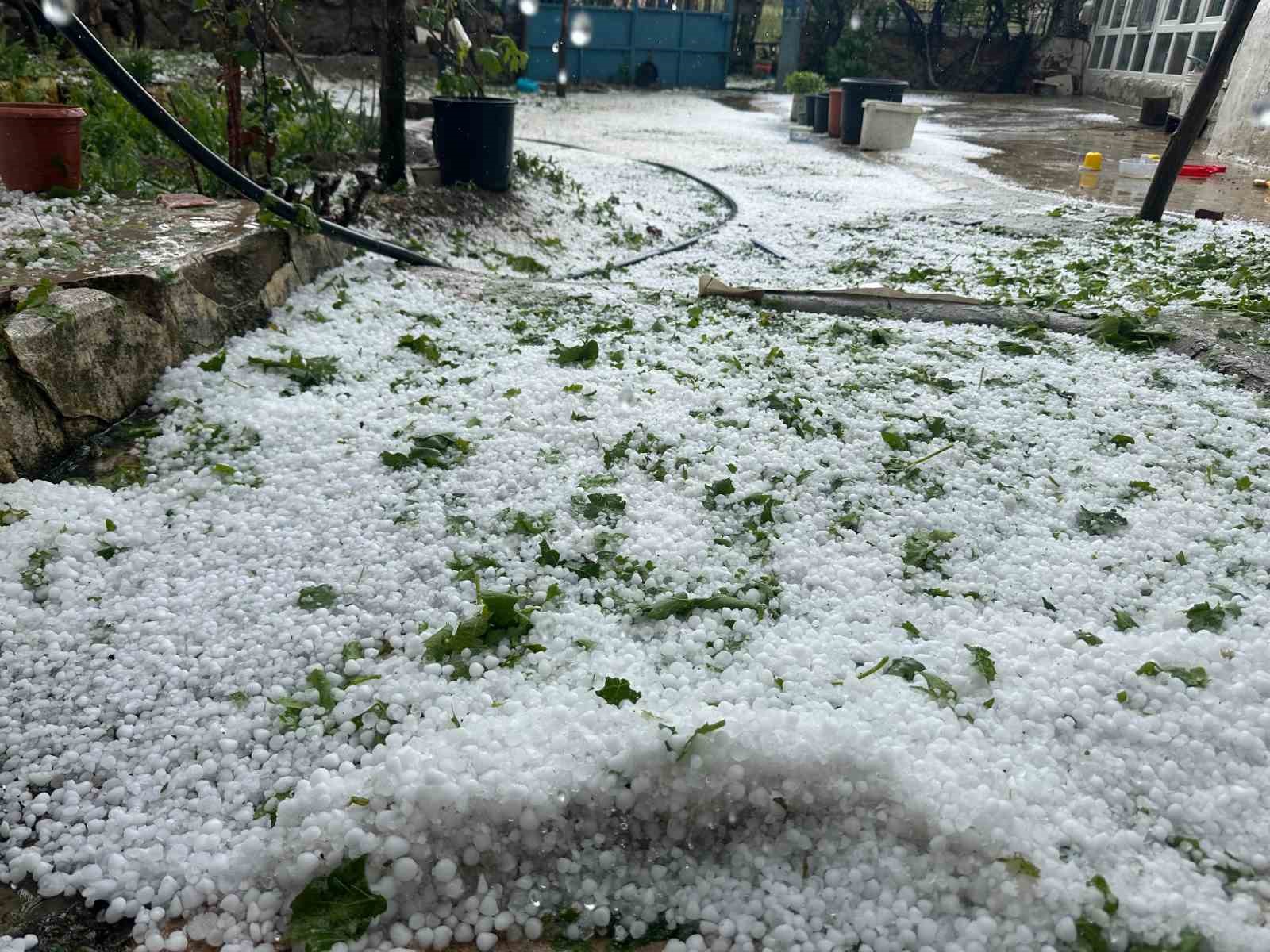 Yozgat’ı etkisi altına alan dolu, bazı bölgeleri beyaza bürüdü