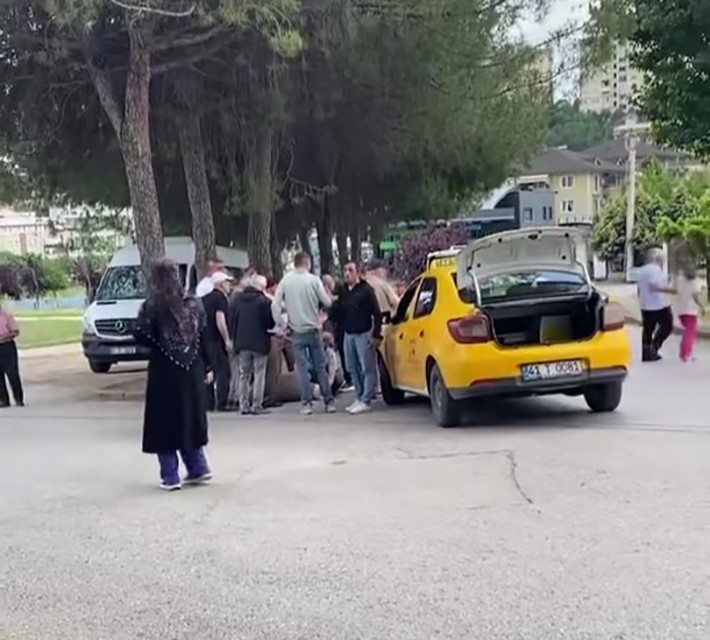 Taksinin çarptığı yaya yaralandı