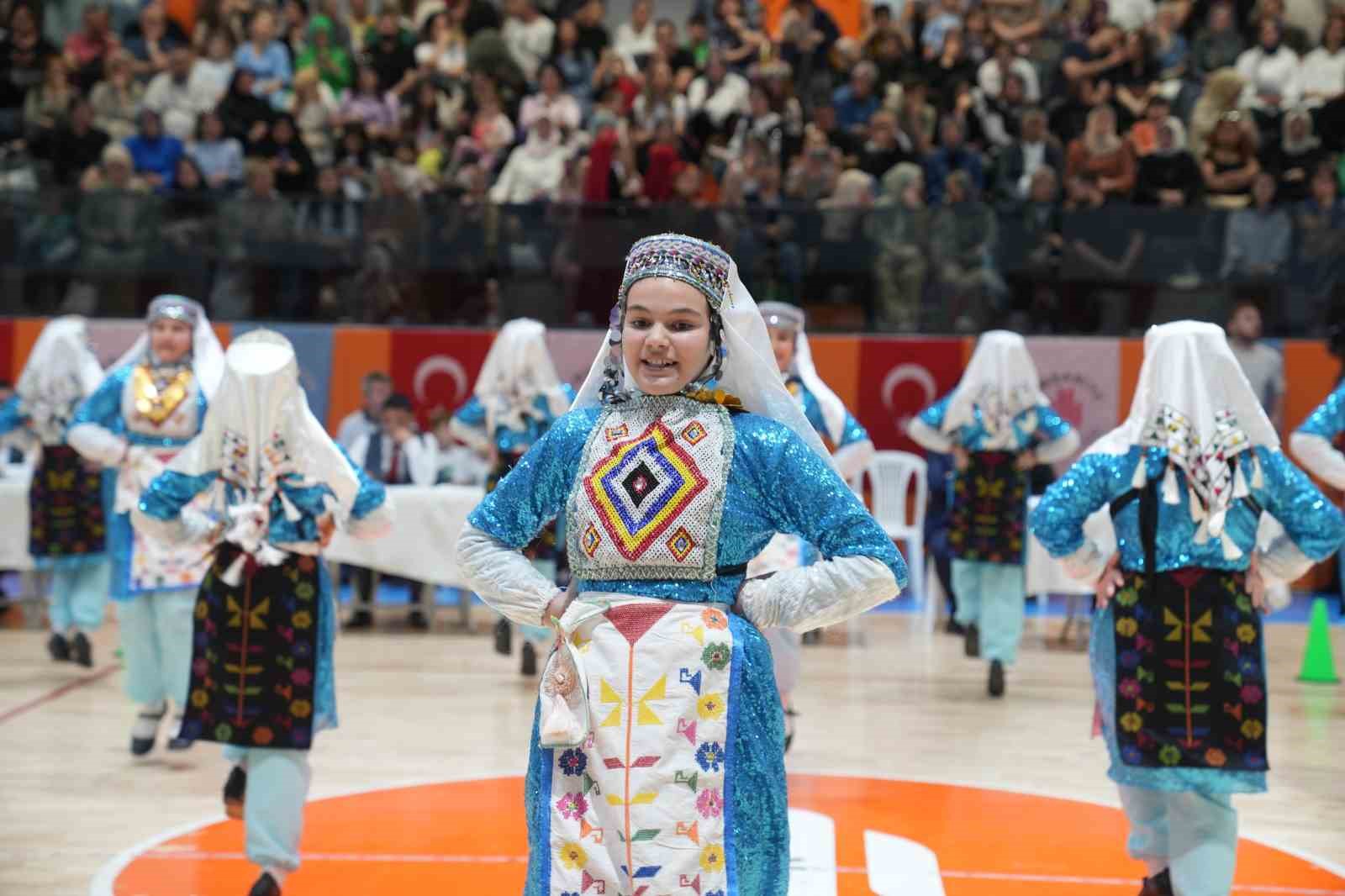 Ümraniye’de halk oyunları şöleni