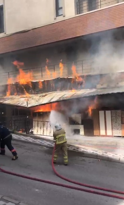 Gümüşhane’de iş merkezinde çıkan yangın paniğe neden oldu
