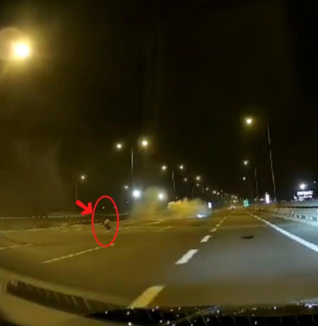 Taklalar atan otomobilden yola savrulmuştu: 9 yaşındaki &ccedil;ocuğun tedavisi s&uuml;r&uuml;yor
