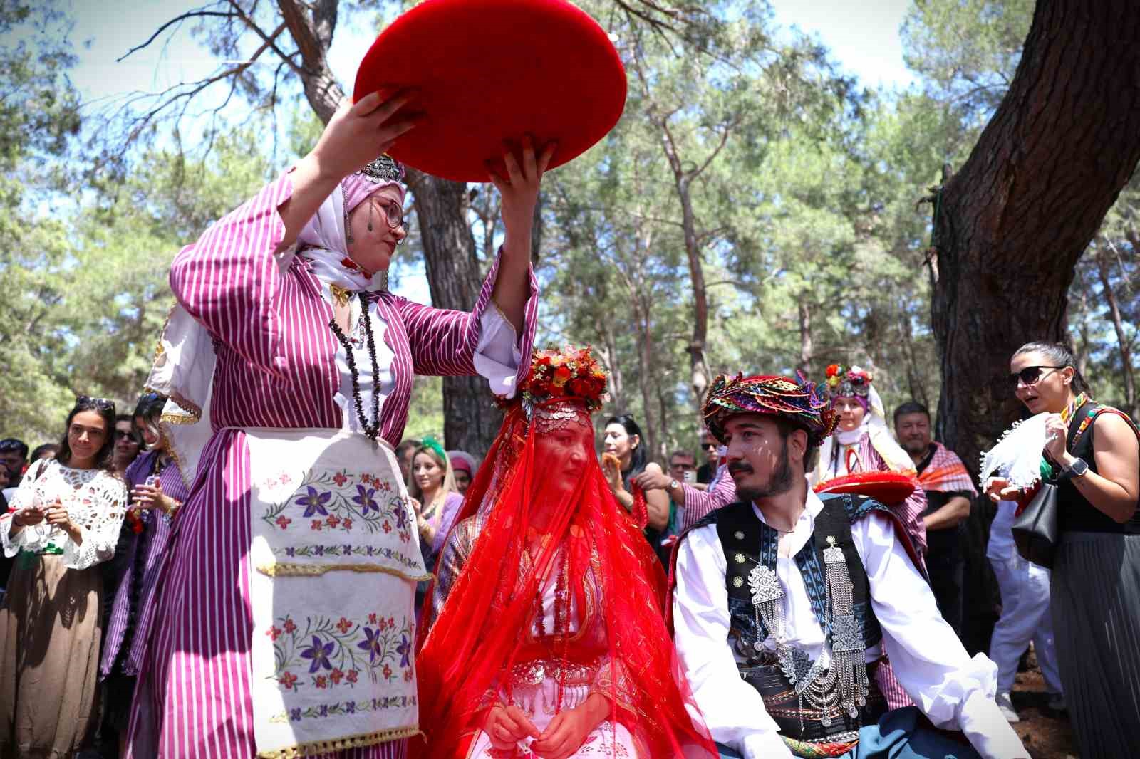 4. Uluslararası Yörük Türkmen Festivali’nde genç çifte yörük gelenekleriyle kına töreni