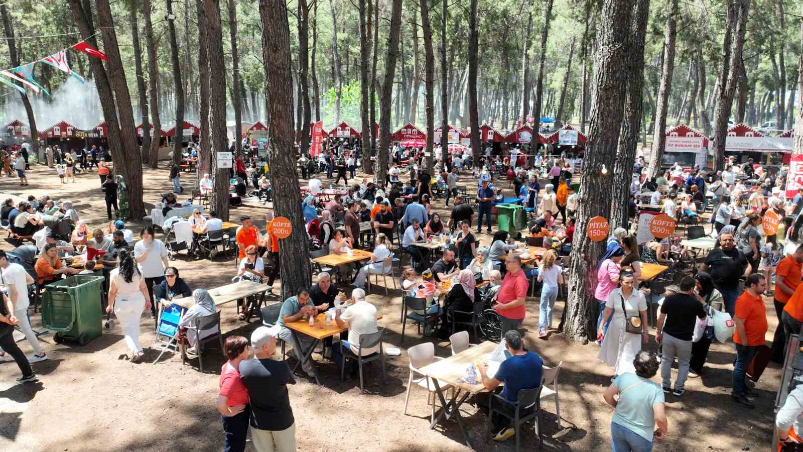 4. Uluslararası Y&ouml;r&uuml;k T&uuml;rkmen Festivali&rsquo;nde gen&ccedil; &ccedil;ifte y&ouml;r&uuml;k gelenekleriyle kına t&ouml;reni
