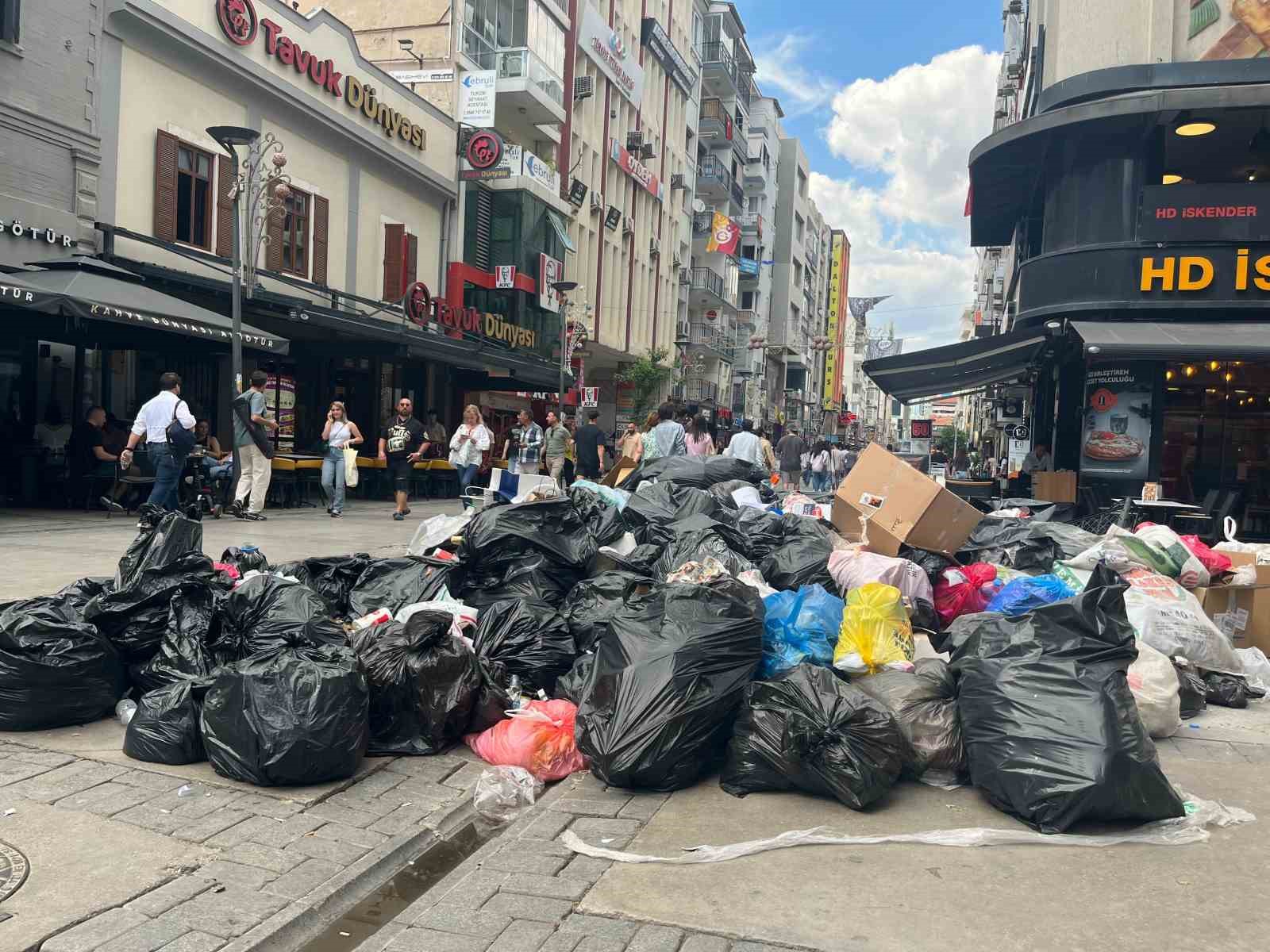 İzmir Büyükşehir Belediyesi’ndeki grev nedeniyle çöpler sokaklara taştı