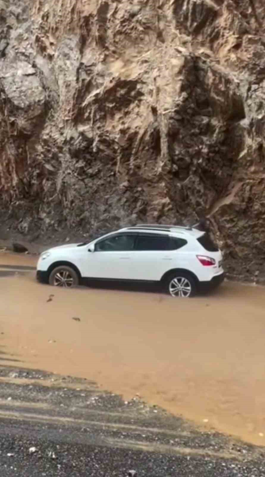 Sağanak yağış ulaşımı olumsuz etkiledi