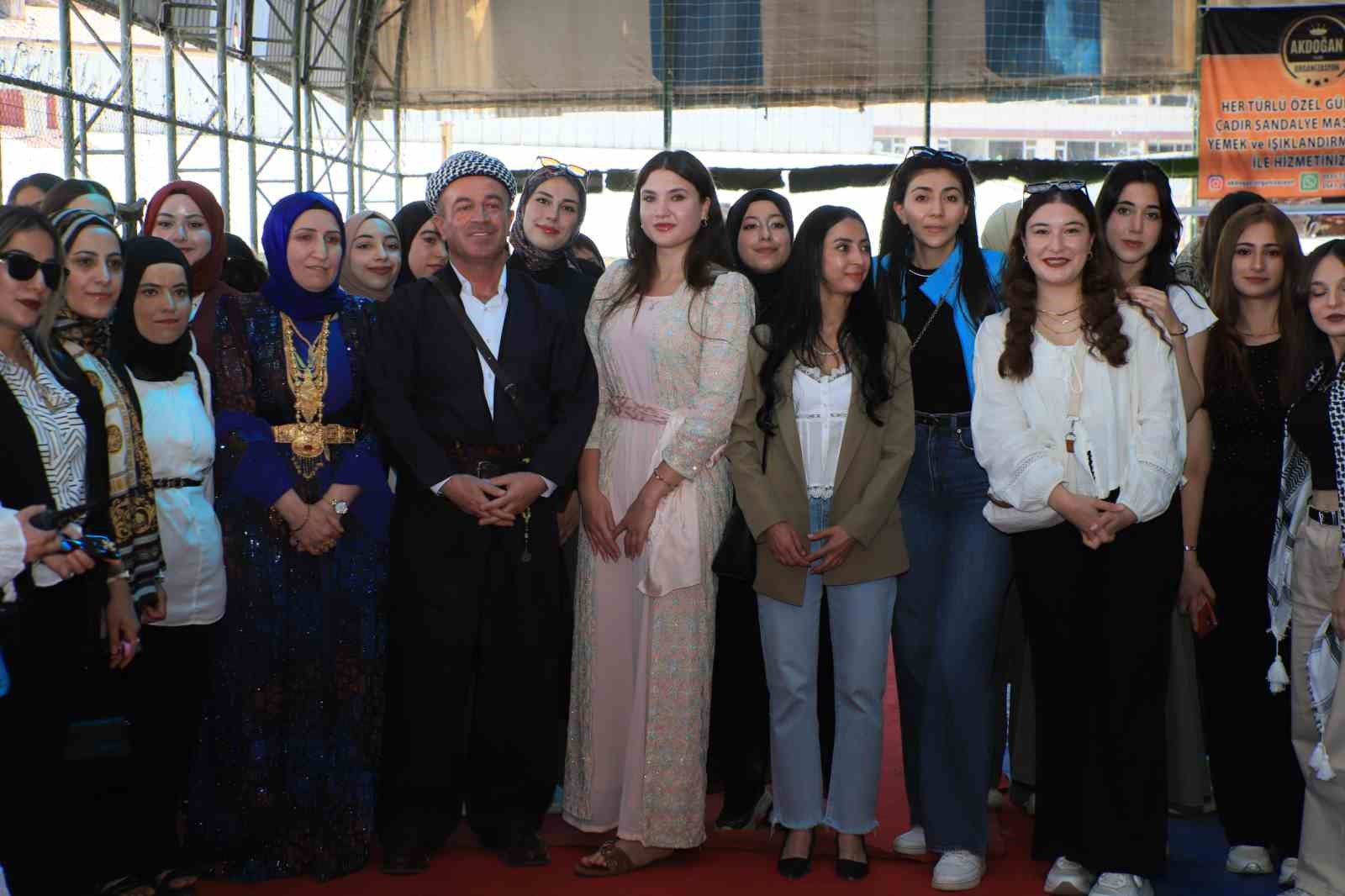 Farklı illerden Hakkari’ye gelen gençler halay çekti