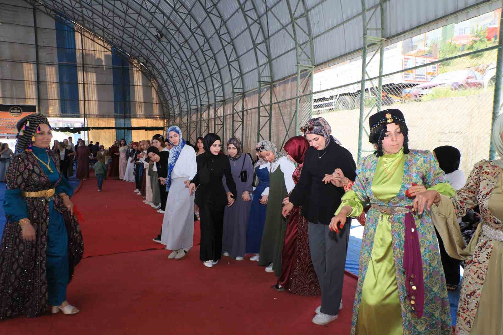 Farklı illerden Hakkari&rsquo;ye gelen gen&ccedil;ler halay &ccedil;ekti
