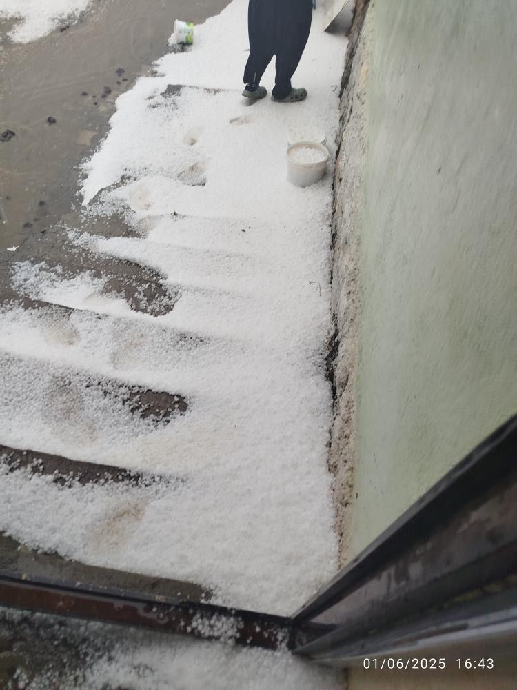 Tokat&rsquo;ta dolu nedeniyle araziler beyaza b&uuml;r&uuml;nd&uuml;
