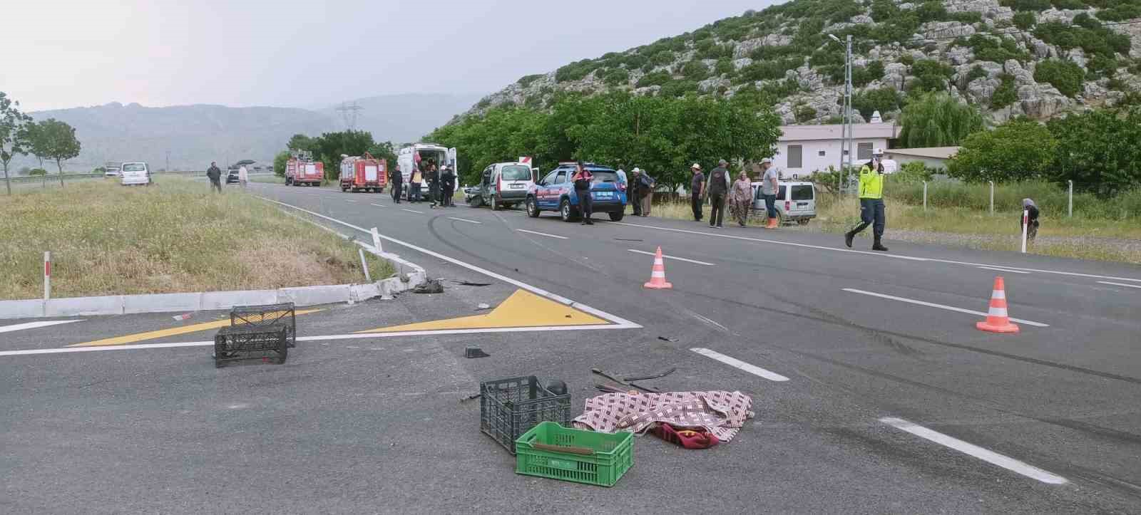 Antalya'da trafik kazasında 1 kişi hayatını kaybetti, 3 kişi yaralandı.  IHHA haber verdi.