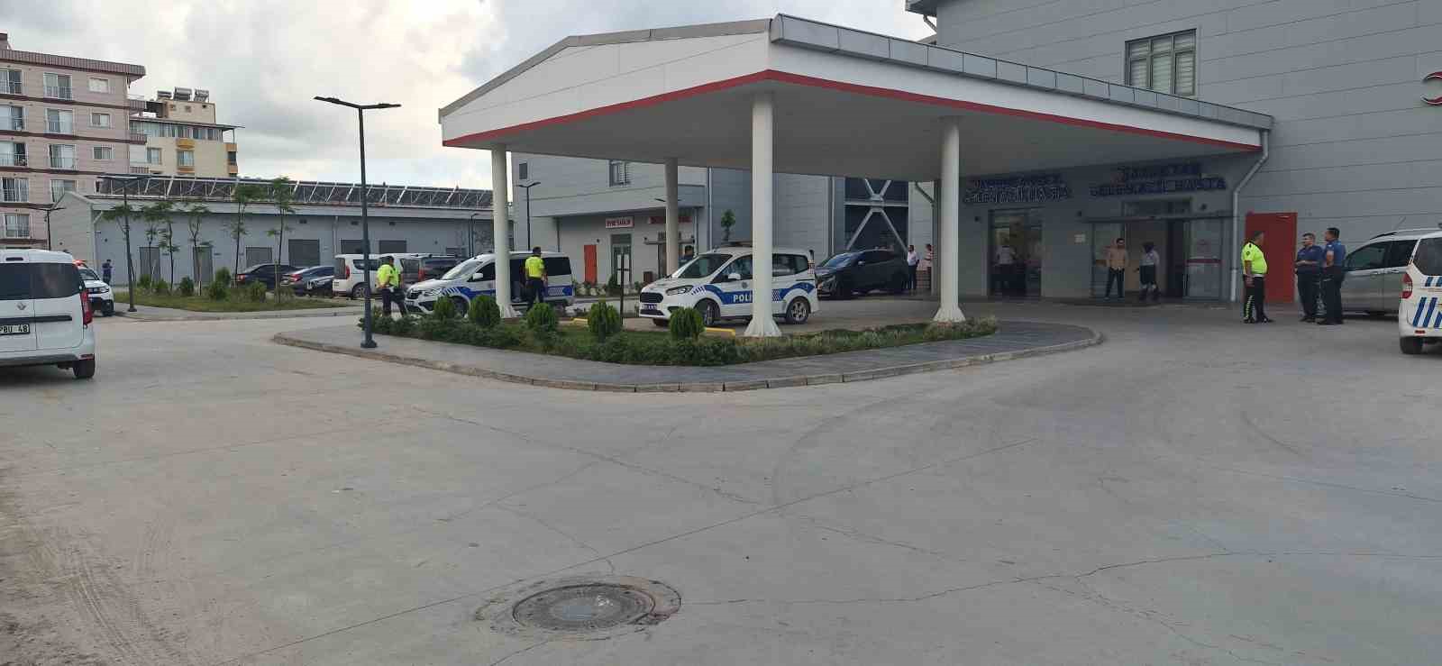 &Ccedil;ocukların kavgasına aileler de karıştı, 3 kişi bı&ccedil;akla yaralandı
