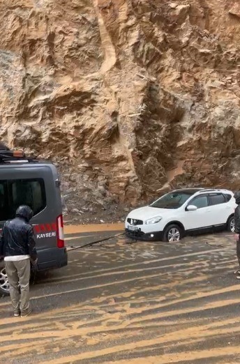 Kayseri’de heyelan nedeniyle yolda mahsur kalan araçlar kurtarıldı