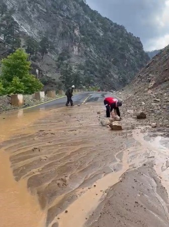 Kayseri’de heyelan nedeniyle yolda mahsur kalan araçlar kurtarıldı